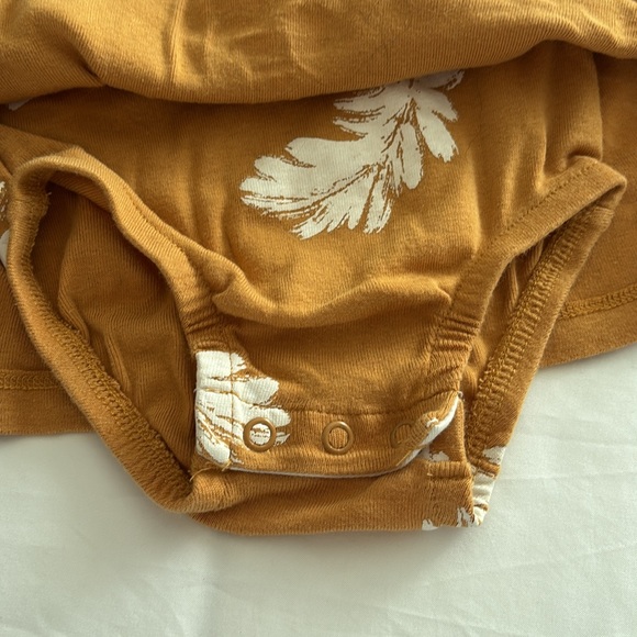 Baby clothes/carters baby clothes/ baby girl outfit/ 9 months clothes - Picture 4 of 6